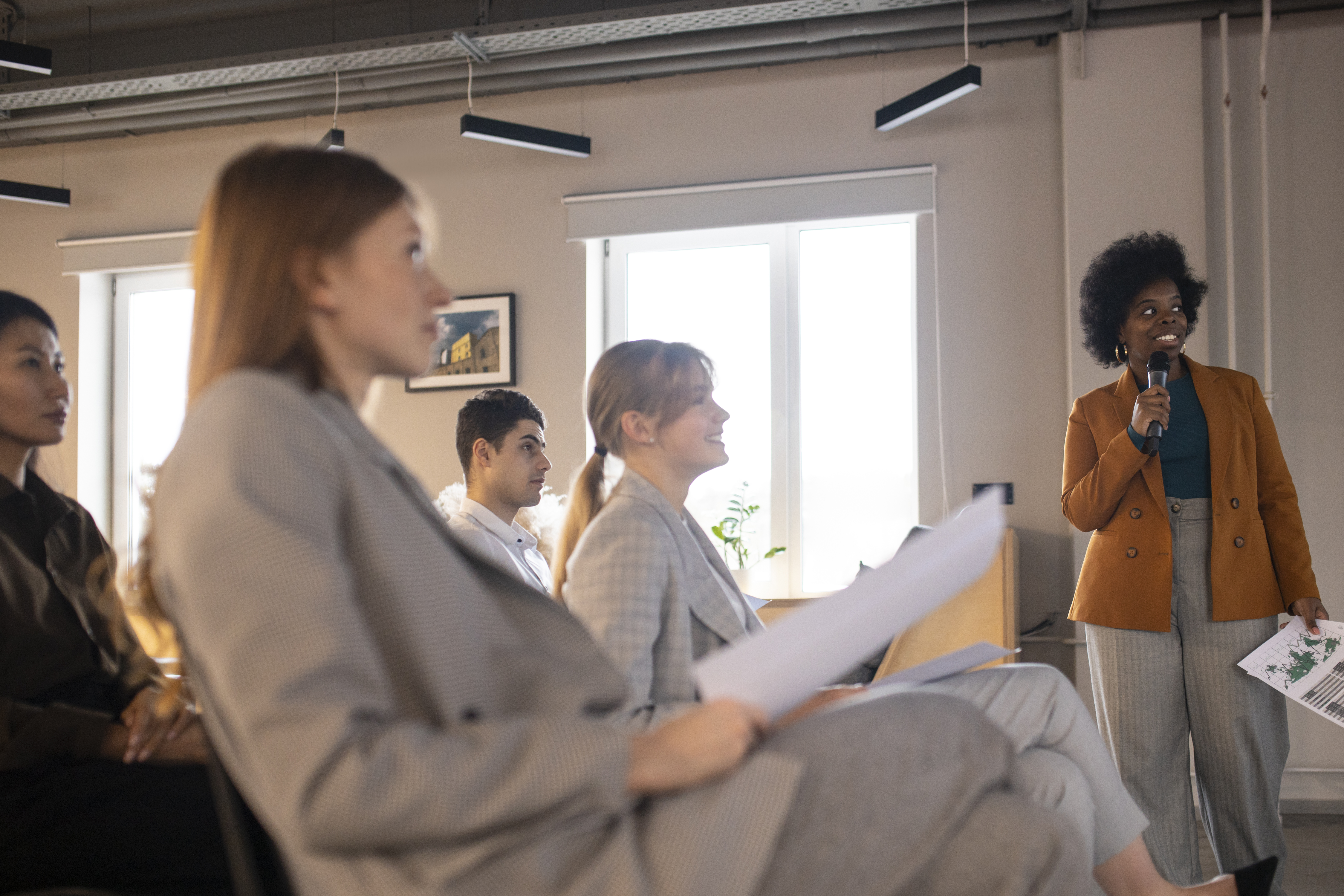 close-up-people-work-meeting